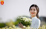 Ngẩn ngơ ngắm hoa khôi sinh viên Hà Nội khoe sắc bên cúc họa mi